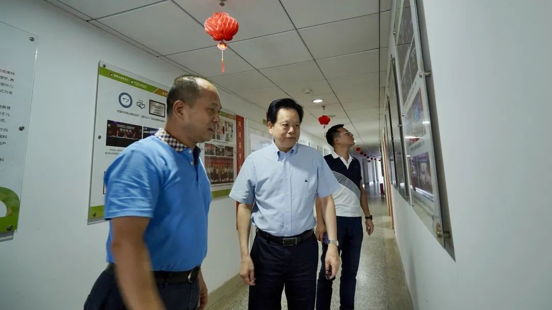 董事长张修强向刘捷明会长介绍公司发展历程