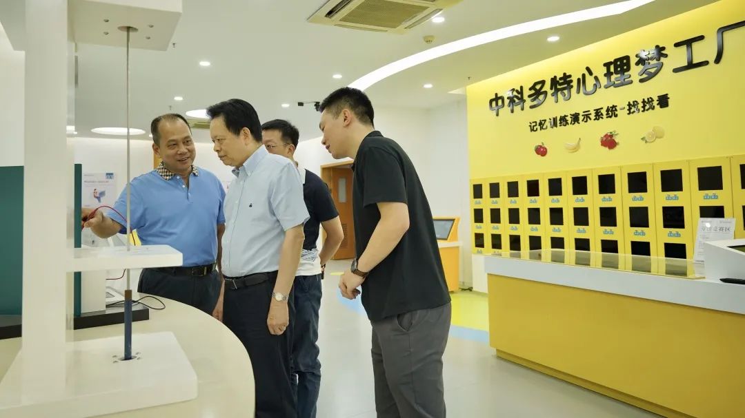 董事长张修强和刘捷明会长探讨公司科研成果
