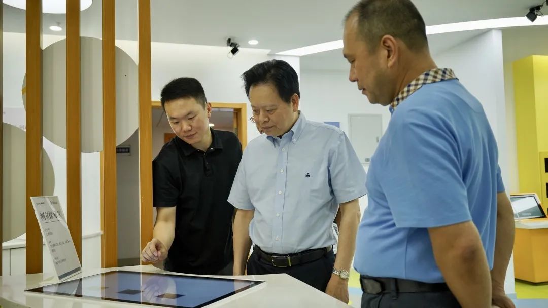 专业人员向刘捷明会长演示“心理扫描仪”
